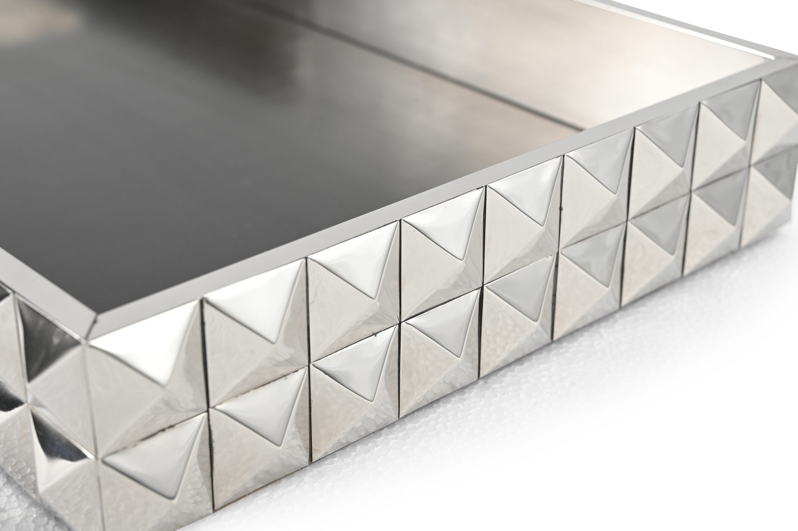 Wrenn Trays Set of 2 in black and silver with minimalist rectangular design